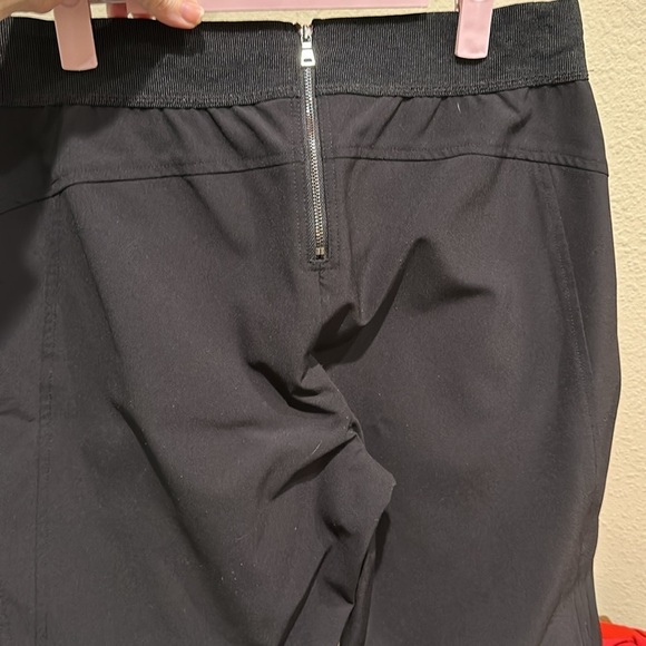 Ann Taylor stretchy leggings type pants. Zip up the back. Elastic waist. Size 10 - Picture 4 of 4